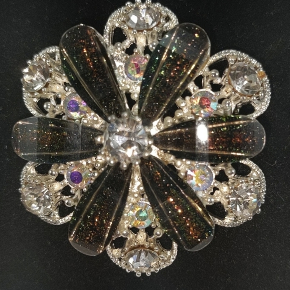 🇨🇦 Diamanté and Shimmering Glass Brooch